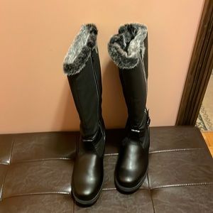 Winter boots for women new with no tags